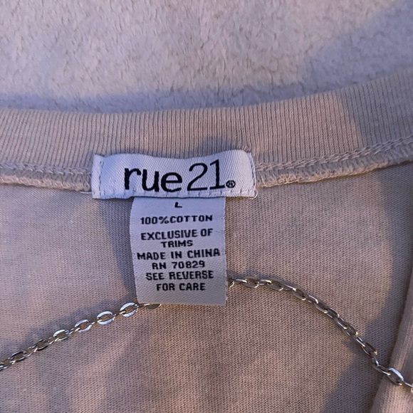 Good material, the chains feel cold but will warm up to your body temperature. - Picture 3 of 3